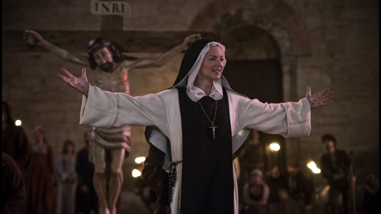 “Benedetta” provoca a Igreja com suas próprias “armas” e sexo entre freiras | #CineBuzzIndica