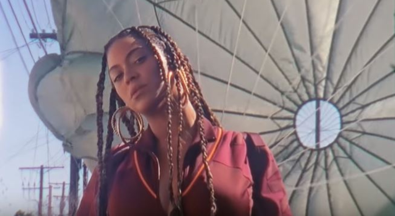 Beyoncé usa peças de sua coleção de roupas em bastidores de ensaio para revista