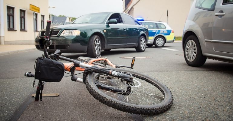 Mulher processa ciclista de 12 anos após atropelá-lo e riscar o próprio carro