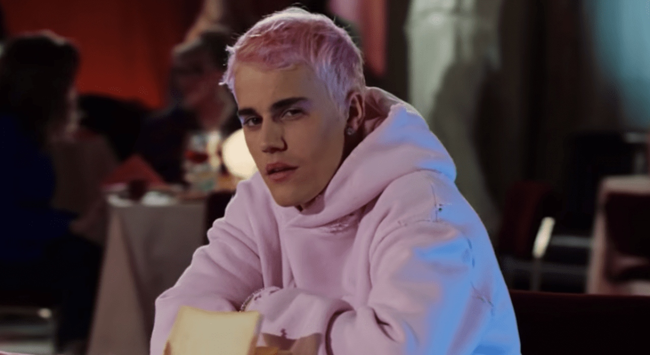 Apesar de campanha por liderança, Justin Bieber fica em 2º na lista da Billboard; relembre vídeos de divulgação