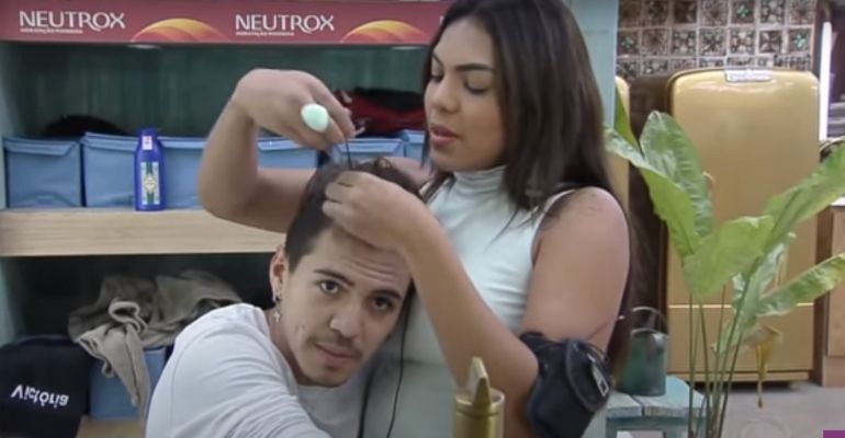 A Fazenda 12: Após dormir de conchinha com Tays Reis, Biel afirma: “Fácil de manipular”