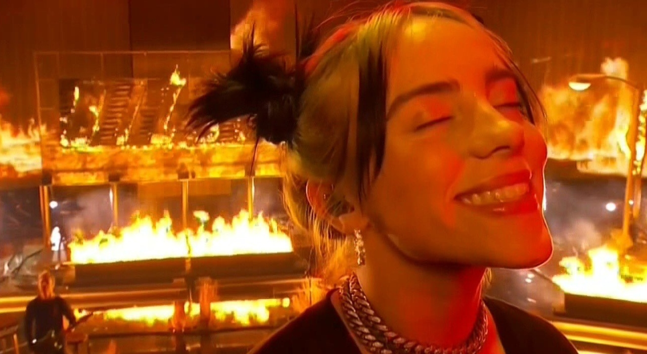 Billie Eilish incendeia palco do American Music Awards em apresentação de all the good girls go to hell