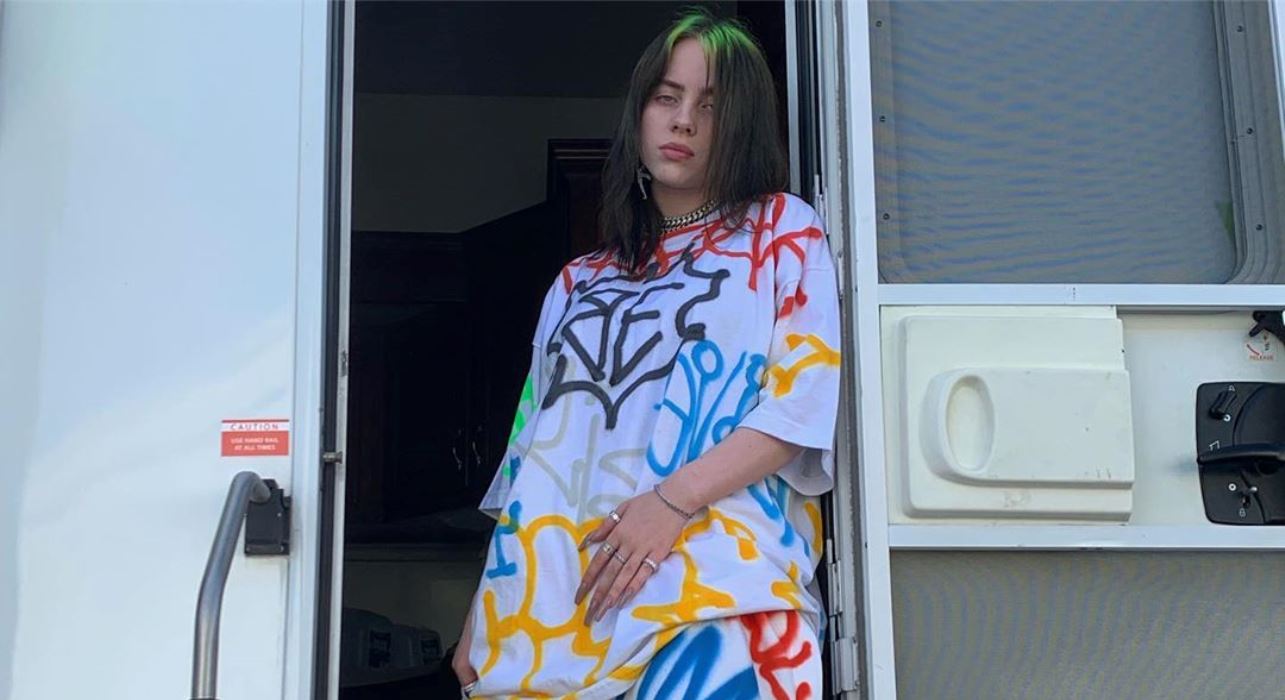 Billie Eilish aconselha fãs a pararem de defendê-la na internet: ”É ódio o tempo todo, estou acostumada com isso”