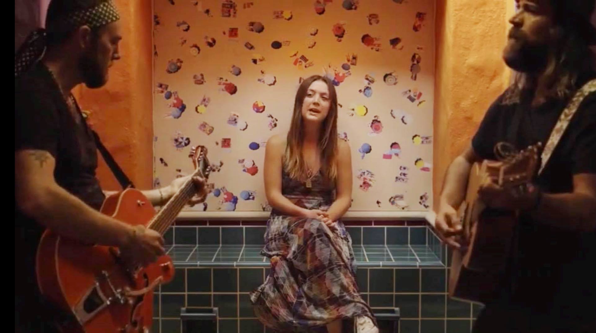 Billie Lourd, filha de Carrie Fisher, canta em memória aos três anos de morte da mãe
