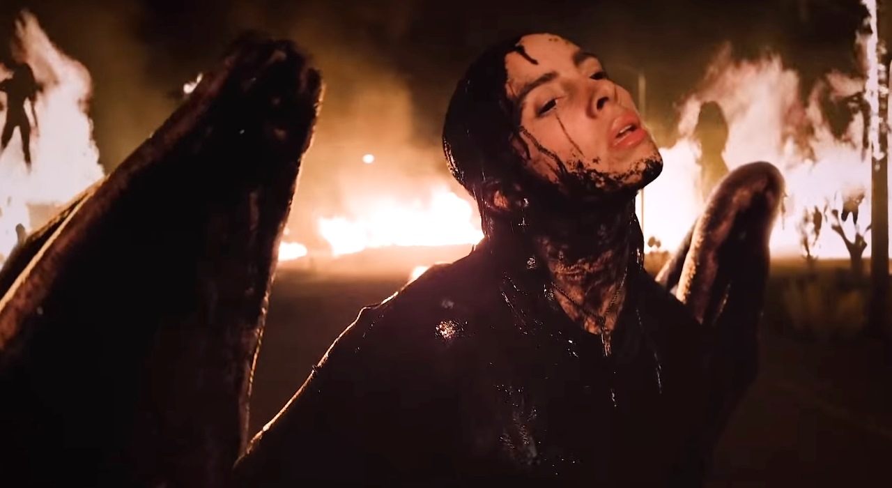 Billie Eilish é uma criatura misteriosa em clipe de All the Good Girls Go to Hell