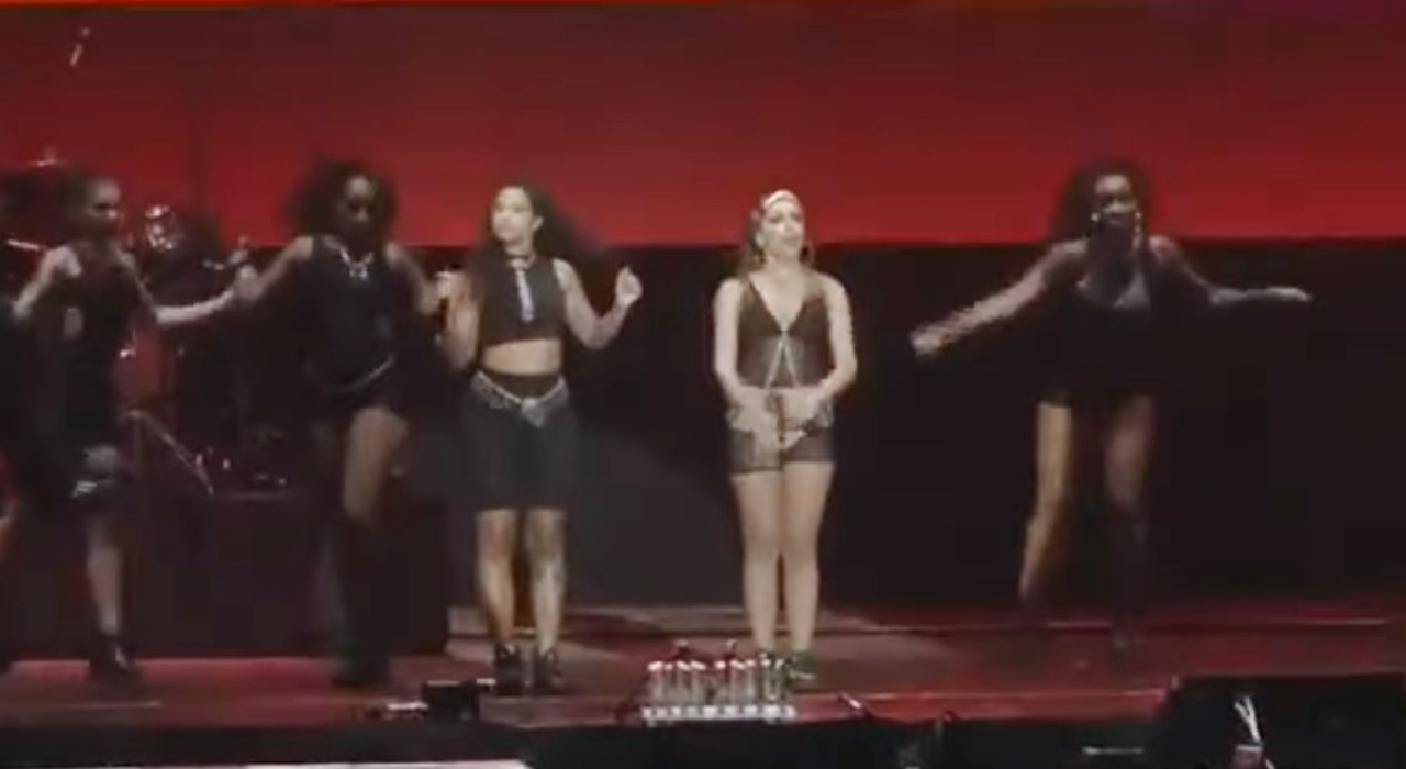 Anitta canta Faz Gostoso com Blaya, autora da música regravada por Madonna