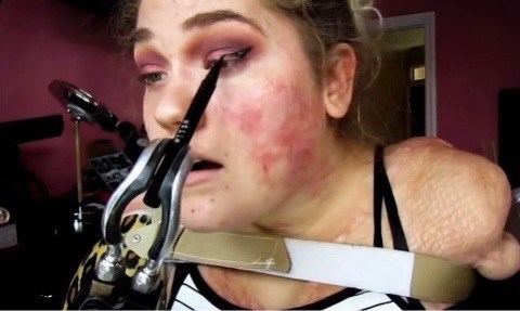 Jovem que perdeu os membros faz tutorial de maquiagem nas redes como exemplo de superação