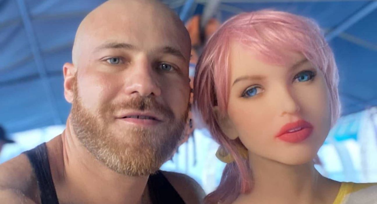 Fisiculturista vai se casar com boneca hiper-realista durante a quarentena
