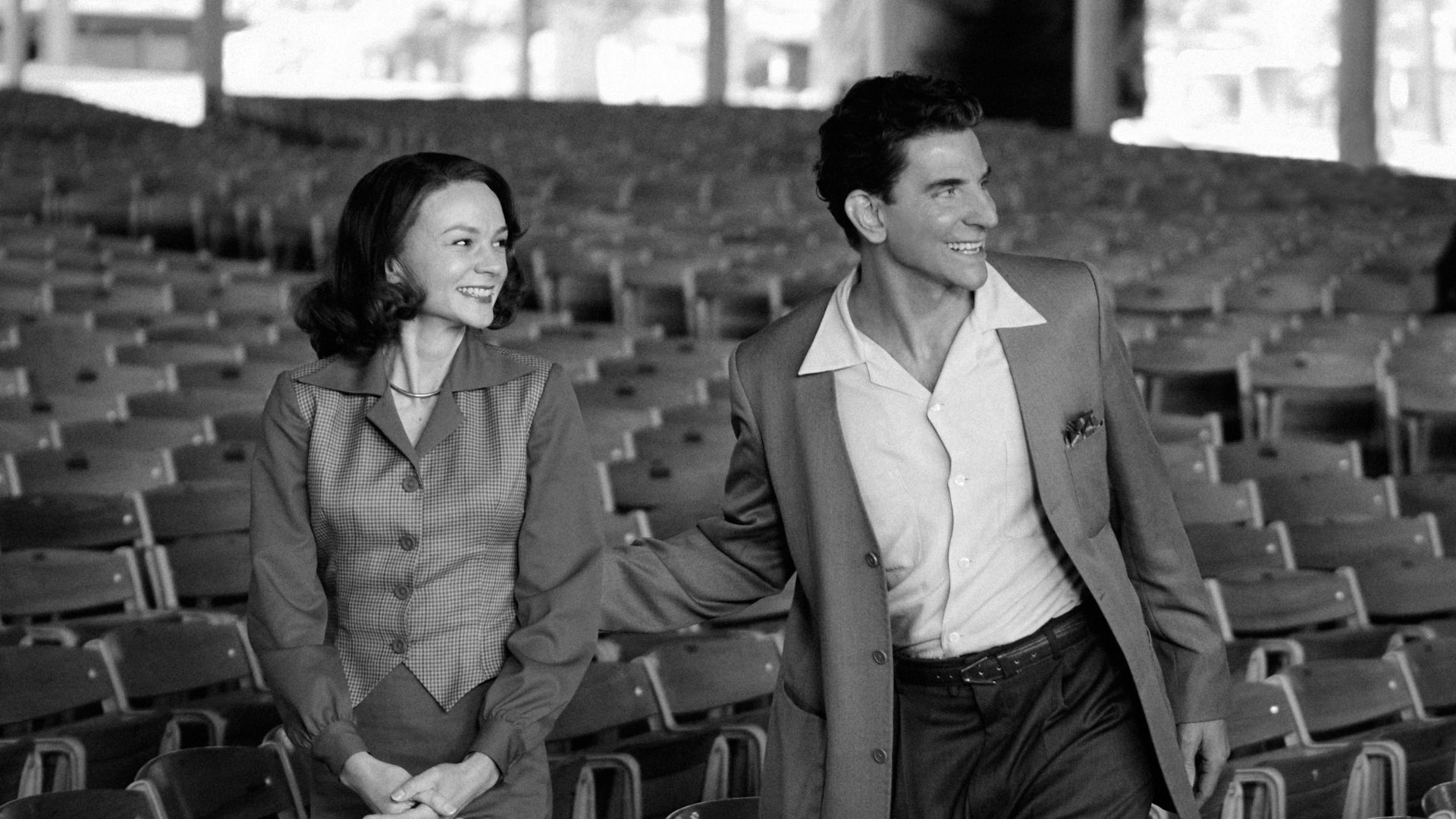 Bradley Cooper surge irreconhecível como o compositor Leonard Bernstein em imagens de “Maestro”; confira