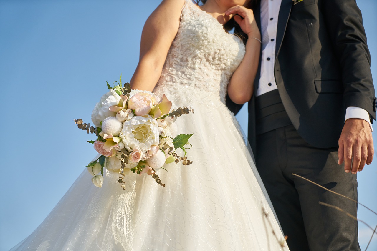 Durante pandemia, noivos apostam em cerimônia de casamento no estilo drive-in; veja