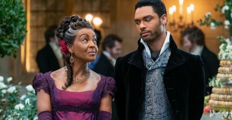 Criador de “Bridgerton” dá detalhes sobre a revelação de Lady Whistledown na série