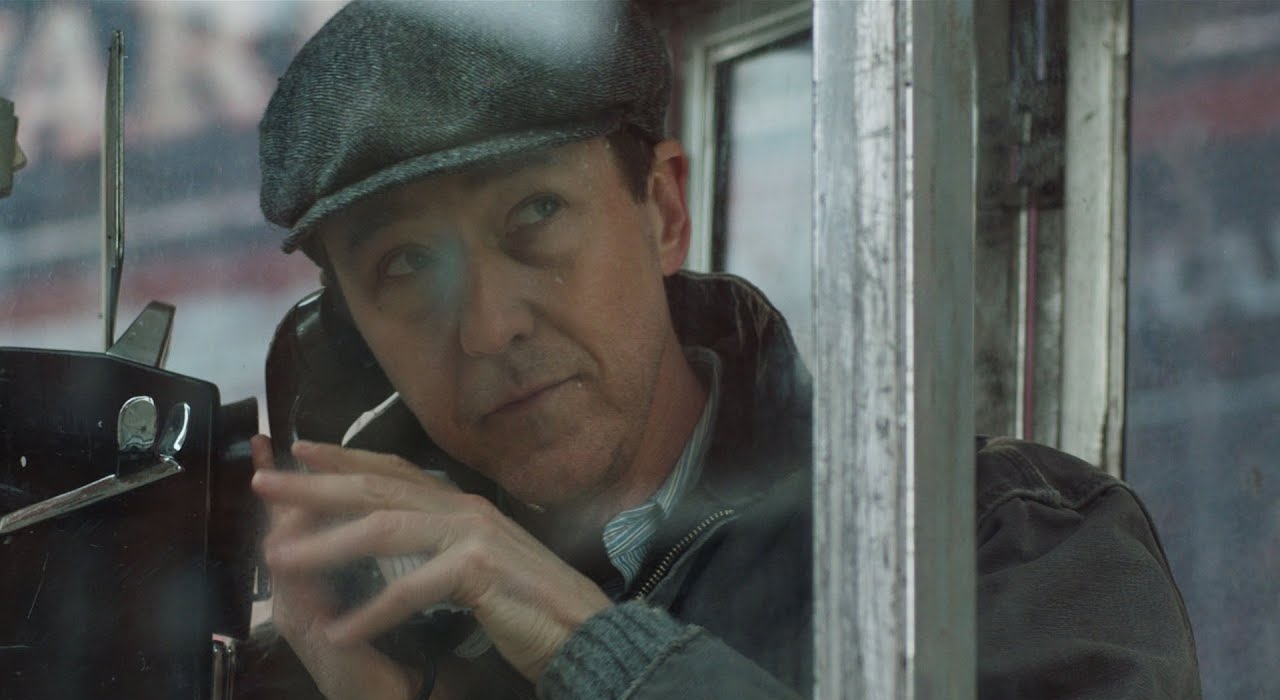 Em novo vídeo, Edward Norton é visto no incêndio que atingiu gravações de filme que ele dirigiu