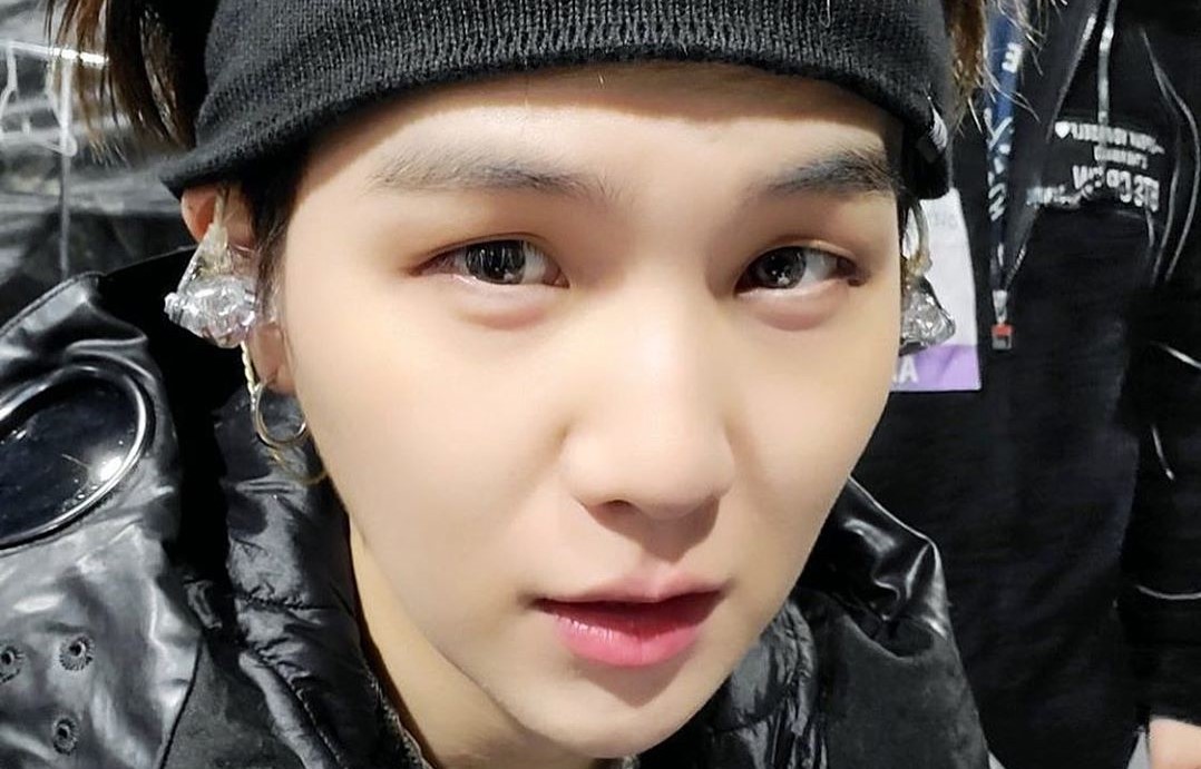 Suga, do BTS, usa trecho de discurso de líder religioso assassino em nova música