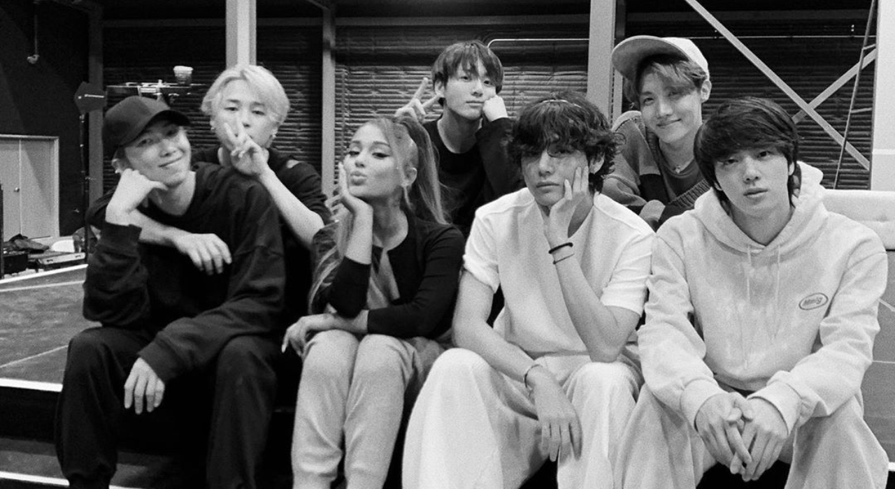 Ariana Grande posa ao lado do BTS nos bastidores de ensaio para o Grammy 2020