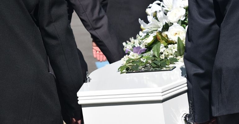 Menina que acordou durante próprio funeral tem morte confirmada