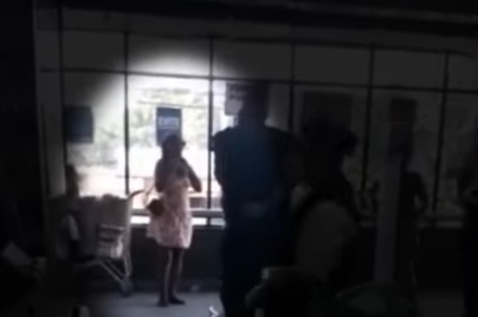 Mulher usa calcinha como máscara ao ser barrada em mercado; confira o vídeo