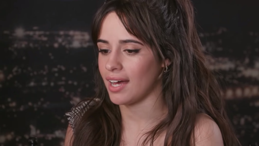 Camila Cabello comenta papel de Cinderela e conta que fica tímida para beijar Shawn Mendes no palco: “Algo me para”