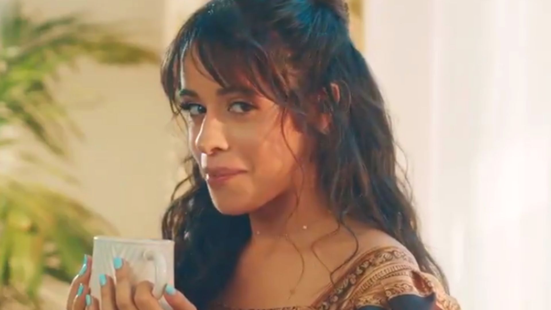 Camila Cabello ajuda fãs com questões amorosas no Twitter