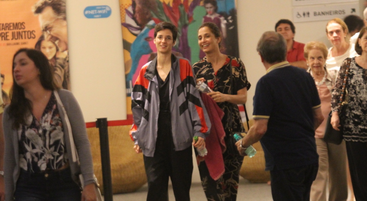 Camila Pitanga é fotografada com a namorada pela primeira vez
