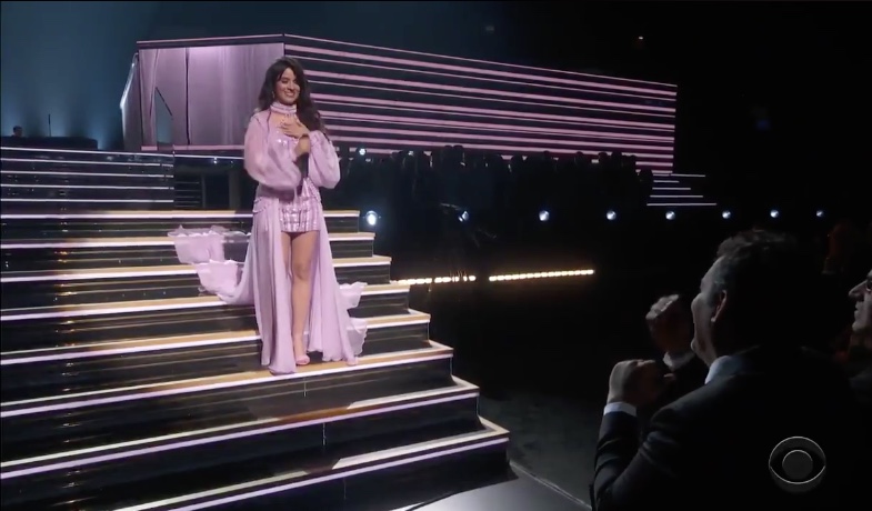Camila Cabello faz homenagem para o pai no palco do Grammy 2020