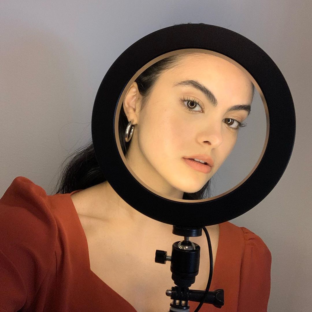 Camila Mendes assume namoro com Grayson Vaughan!
