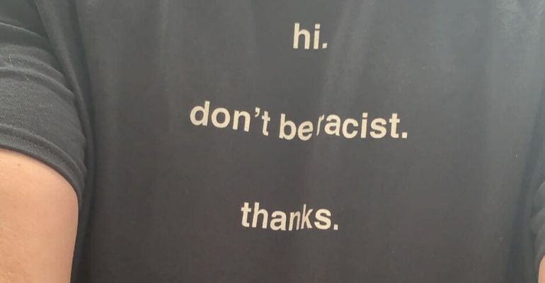 Cliente reclama de camiseta antirracista usada por garçom e restaurante compra uma para cada funcionário
