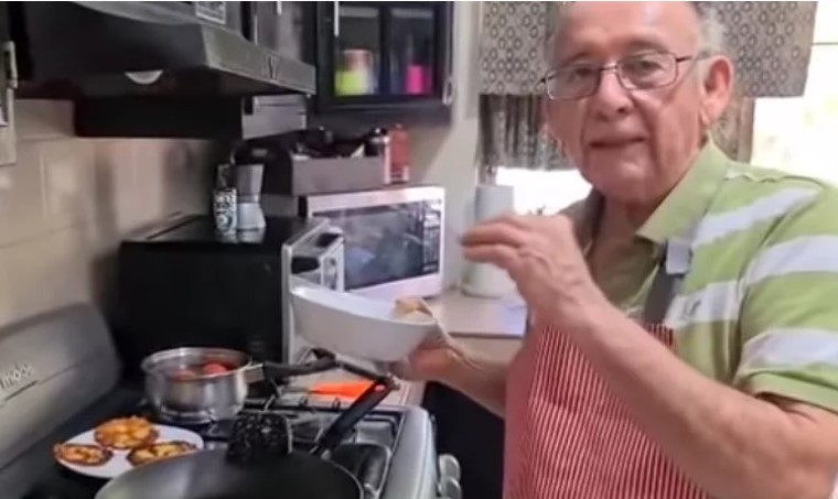 Idoso faz sucesso com canal de receitas após perder emprego e bate 50 mil inscritos em duas semanas