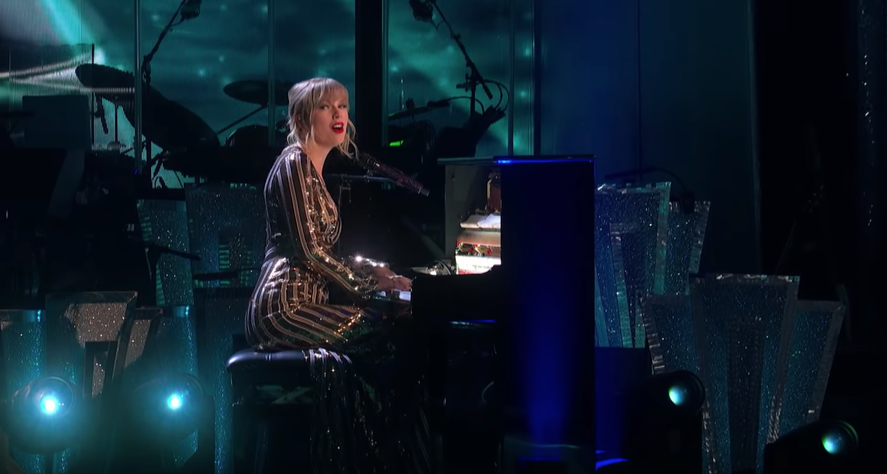 Taylor Swift faz apresentação de Lover acompanhada de dançarinos no Strictly Come Dancing