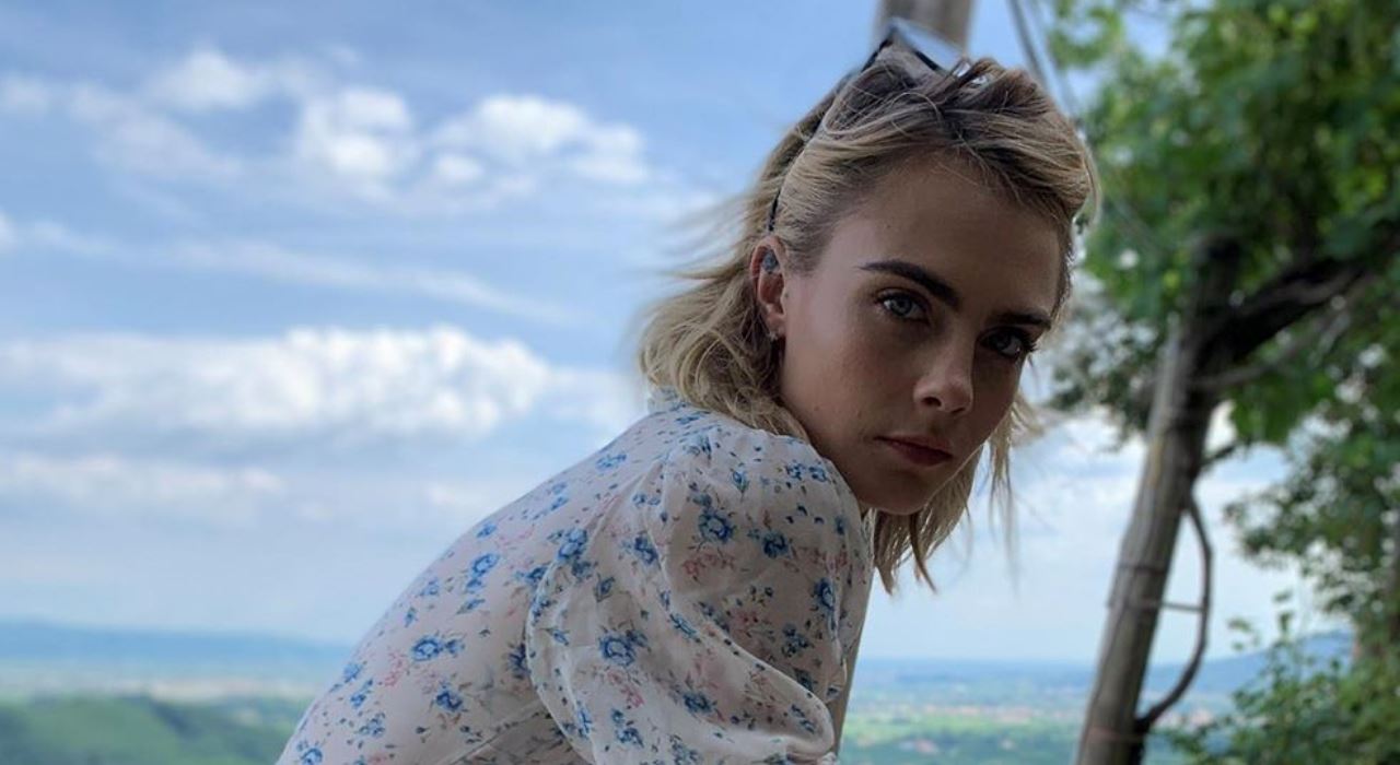 Cara Delevingne revela querer “explodir” a ideia de gênero: “Me sinto tanto homem quanto sou mulher”