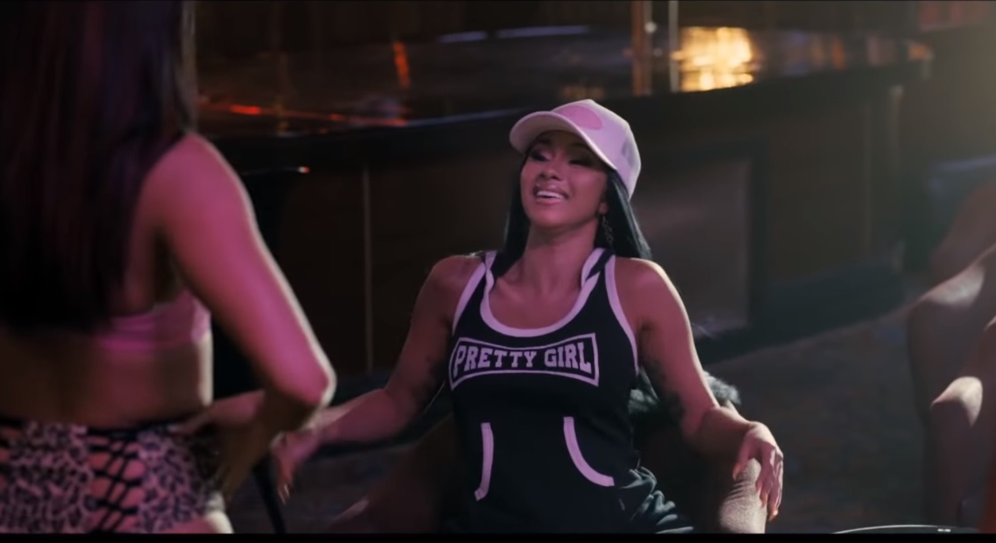 Cardi B recebe dança sensual de Constance Wu em novo trailer de As Golpistas