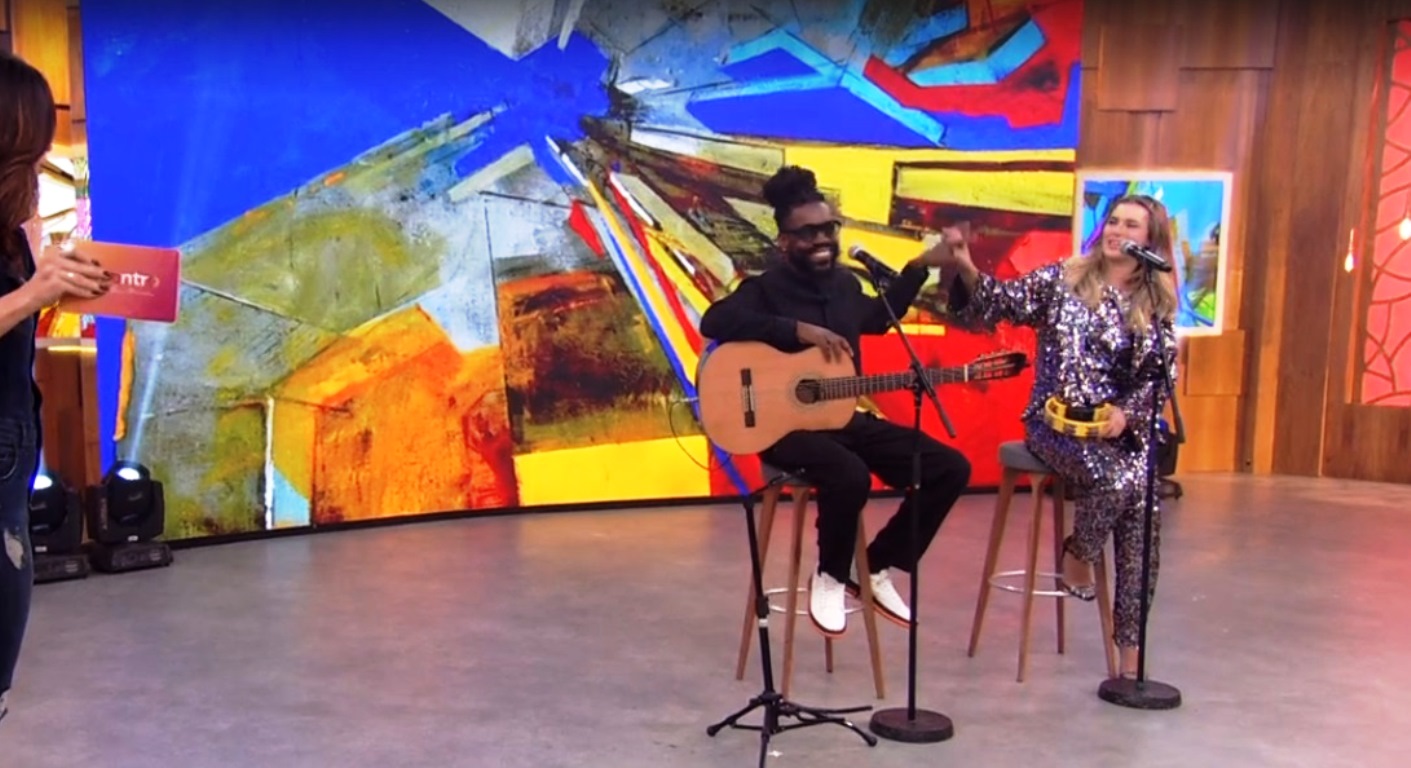 Carolina Dieckmann se apresenta como cantora no Encontro e surpreende internautas; confira reações