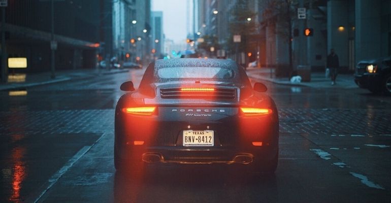Carro com placa “Covid-19” é abandonado em aeroporto e intriga funcionários