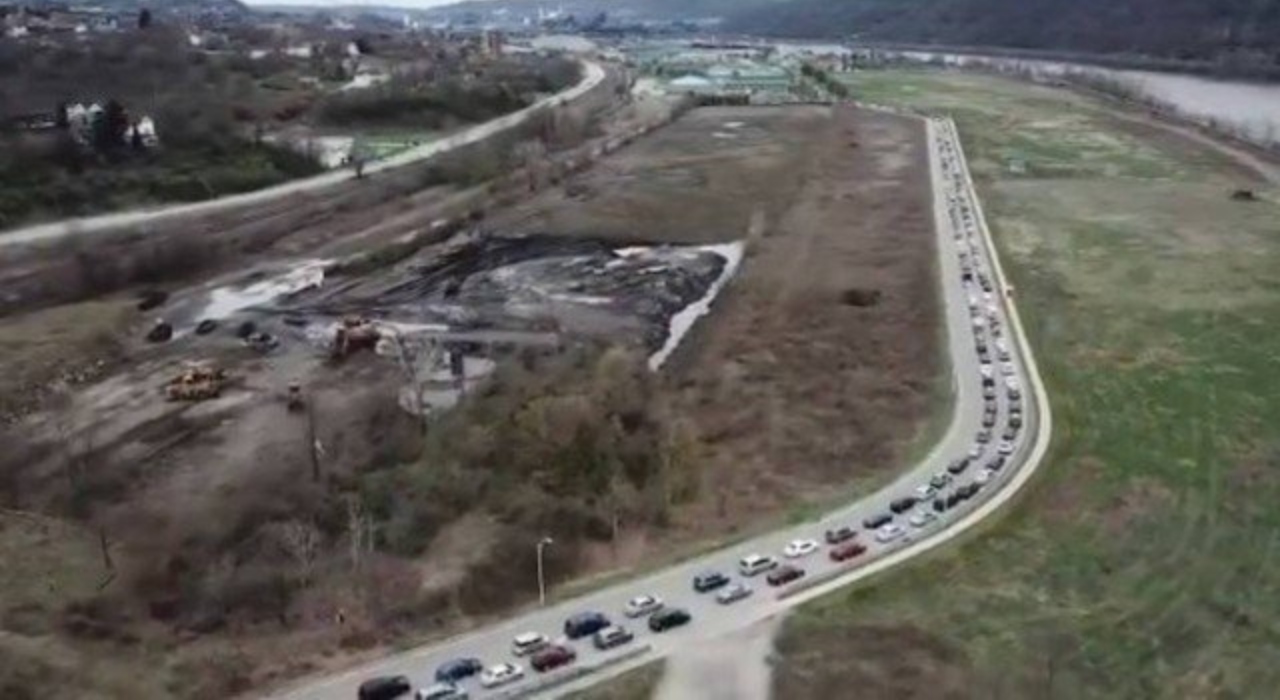 Carros formam engarrafamento gigante por comida nos Estados Unidos