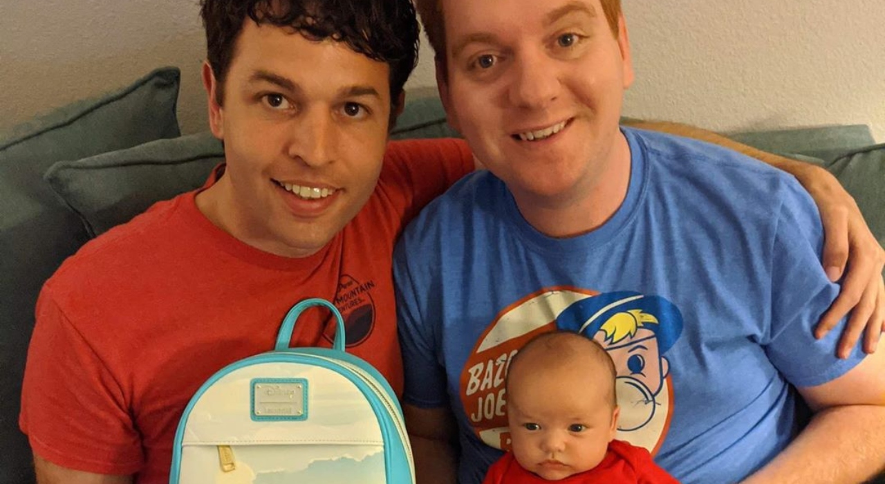 Casal gay adota bebê por videoconferência durante pandemia