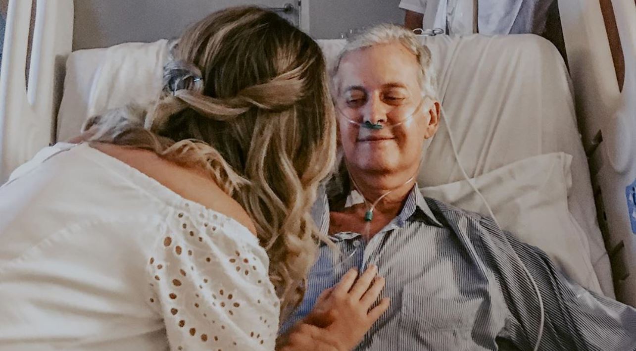 Casamento é realizado em hospital para pai da noiva poder participar antes de morrer