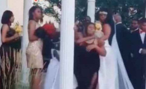 Mulher invade casamento dizendo estar grávida do noivo e madrinha vai tirar satisfação
