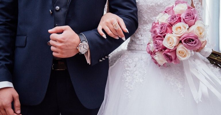 Homem pede namorada em casamento momentos após ser desentubado por consequência do coronavírus