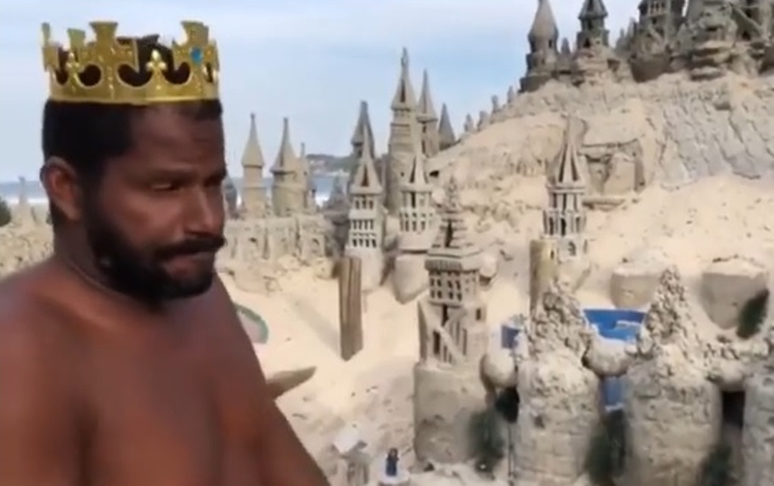 Homem mora dentro de castelo de areia que construiu no Rio de Janeiro