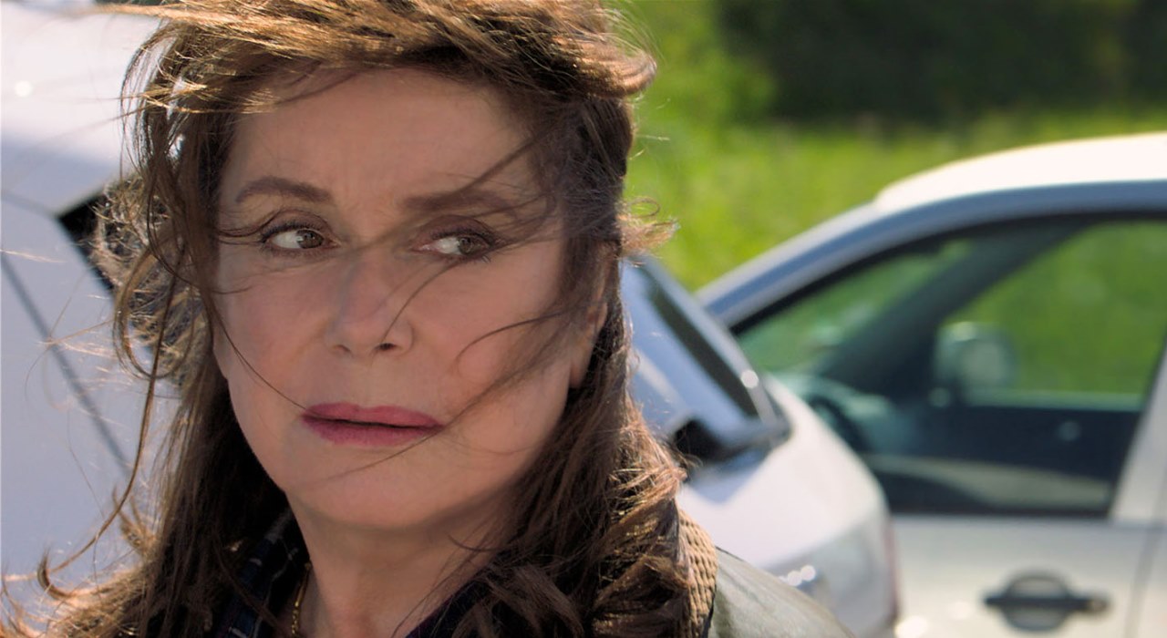Catherine Deneuve é hospitalizada após sofrer acidente vascular leve