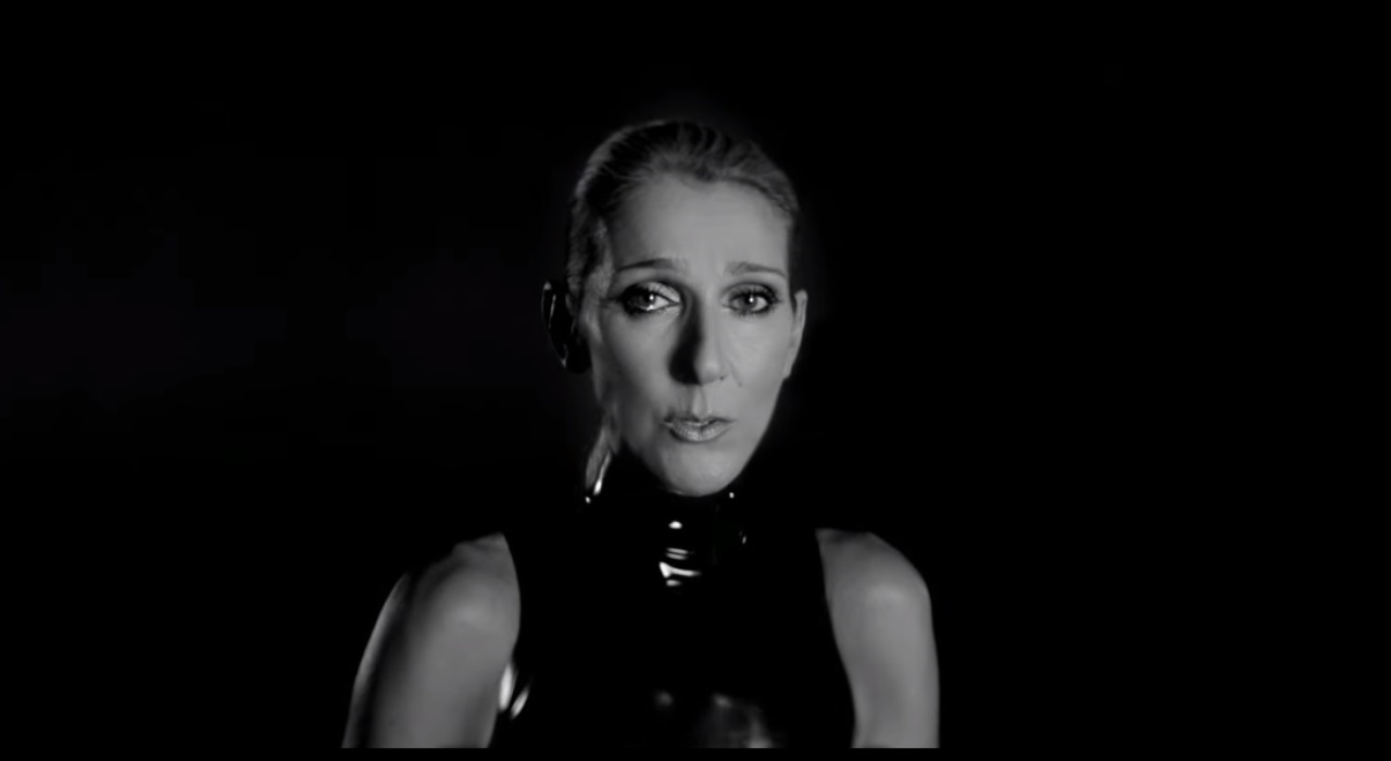 Céline Dion se emociona e vai às lágrimas em clipe preto e branco de Courage
