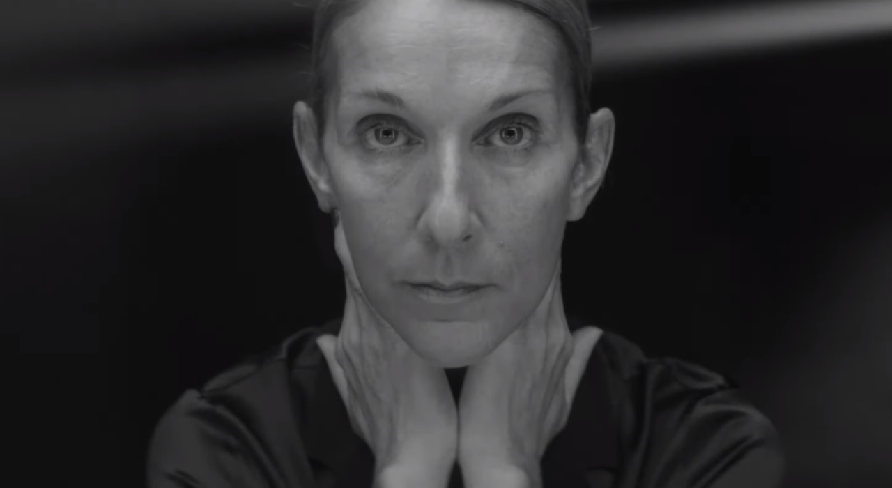 Aos 51 anos, Celine Dion tira a maquiagem e aparece de cara limpa no clipe de Imperfections