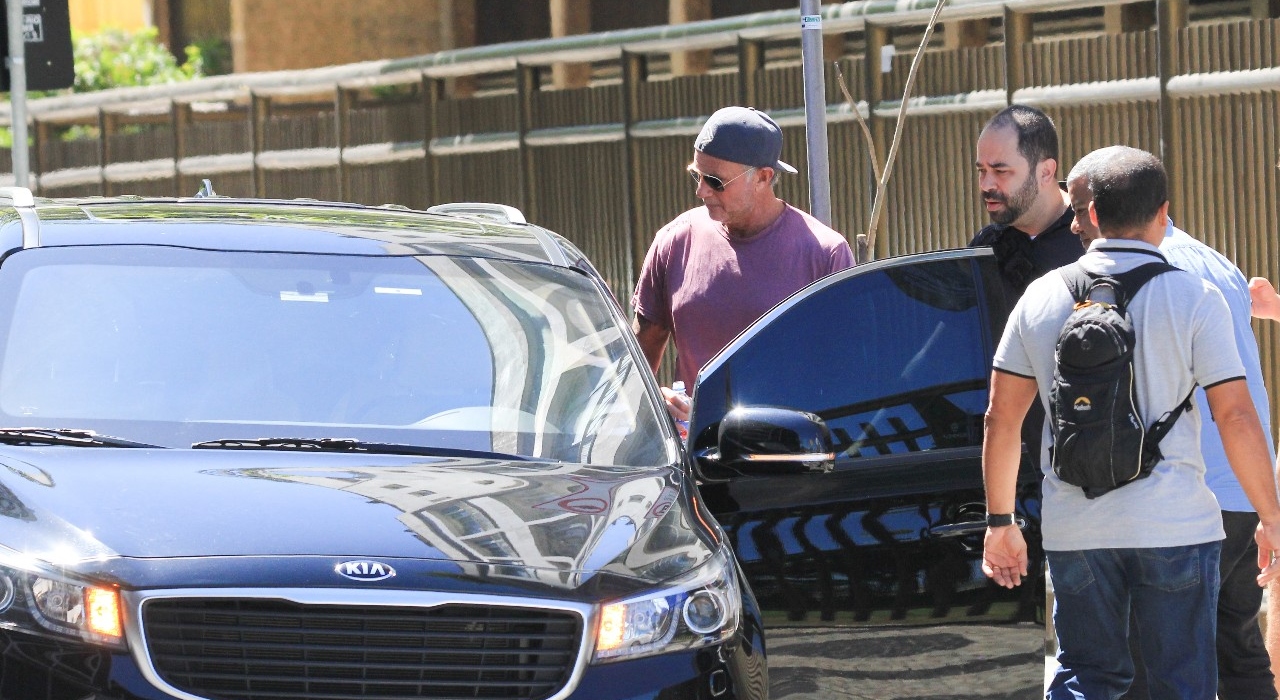 Chad Smith, do Red Hot Chilli Peppers, tira foto com fãs no Rio de Janeiro