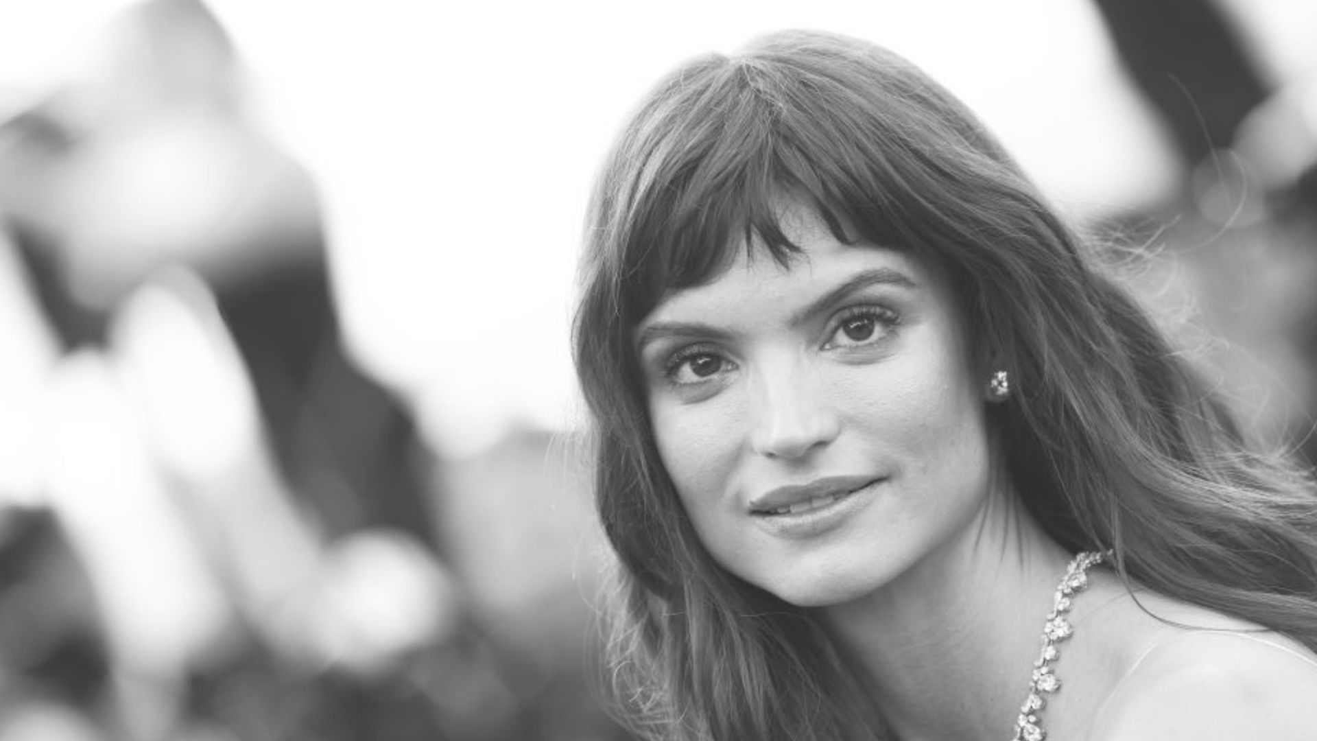 Charlbi Dean, atriz de “Raio Negro”, morre aos 32 anos