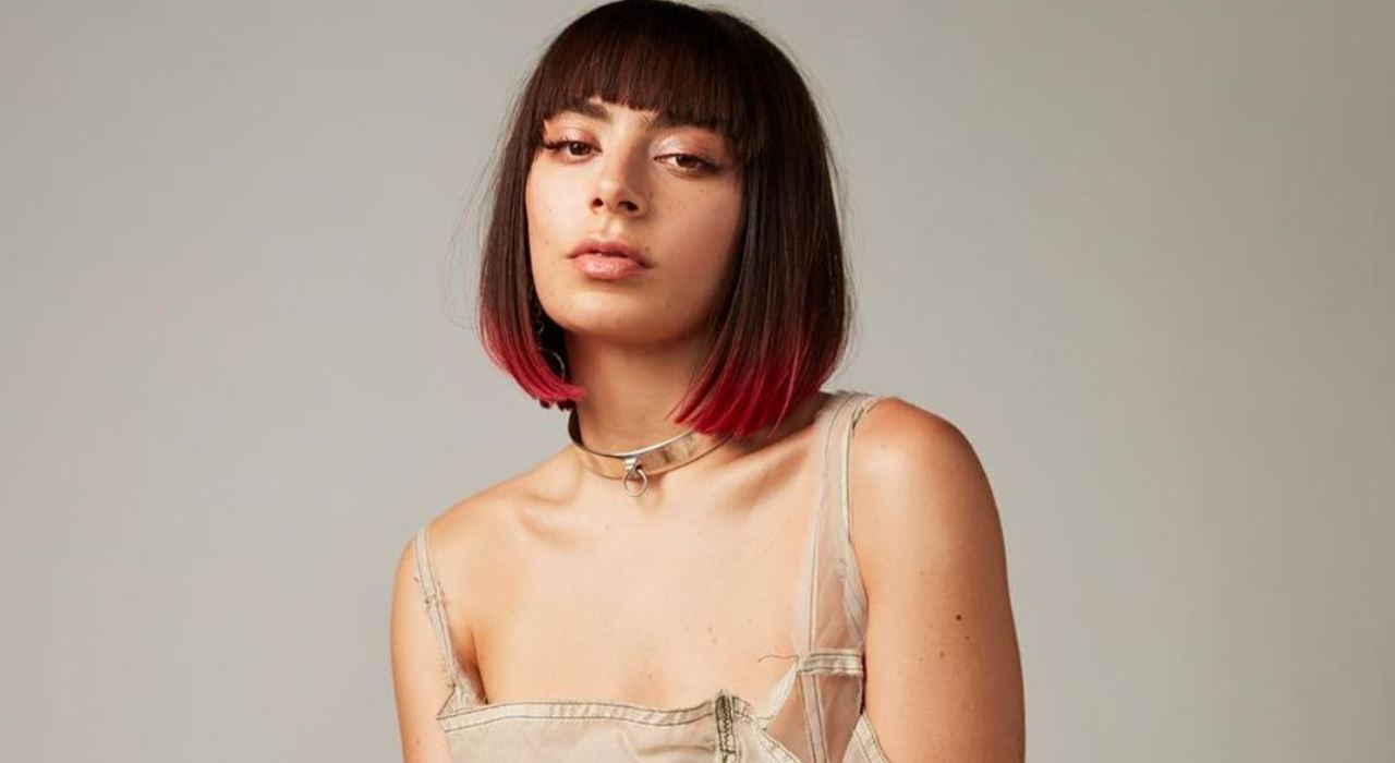 Charli XCX se retrata sobre polêmica com Taylor Swift: ”Tiraram de contexto o que eu disse”