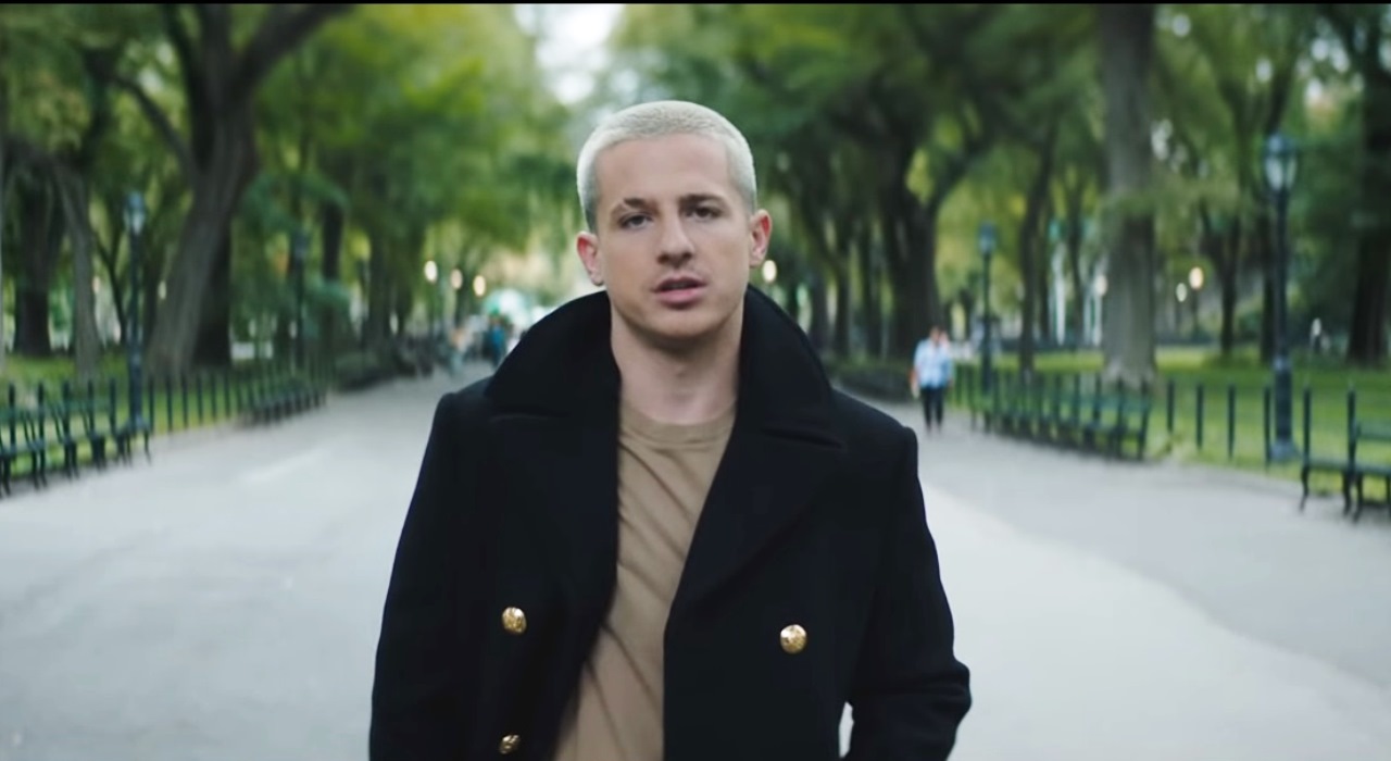 Prestes a cantar no Rock in Rio, Charlie Puth lança clipe dramático de Cheating On You