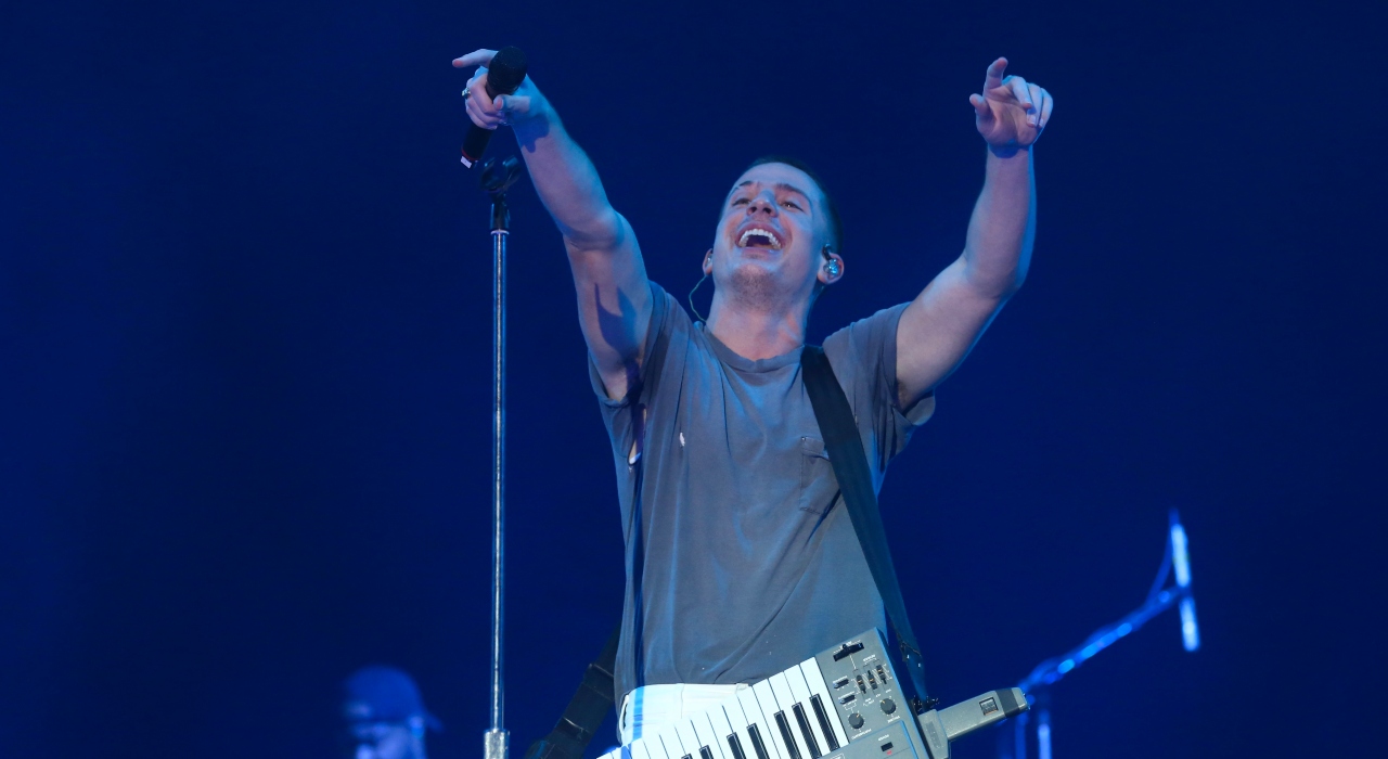 Charlie Puth reconhece fãs na plateia durante show no Rock in Rio