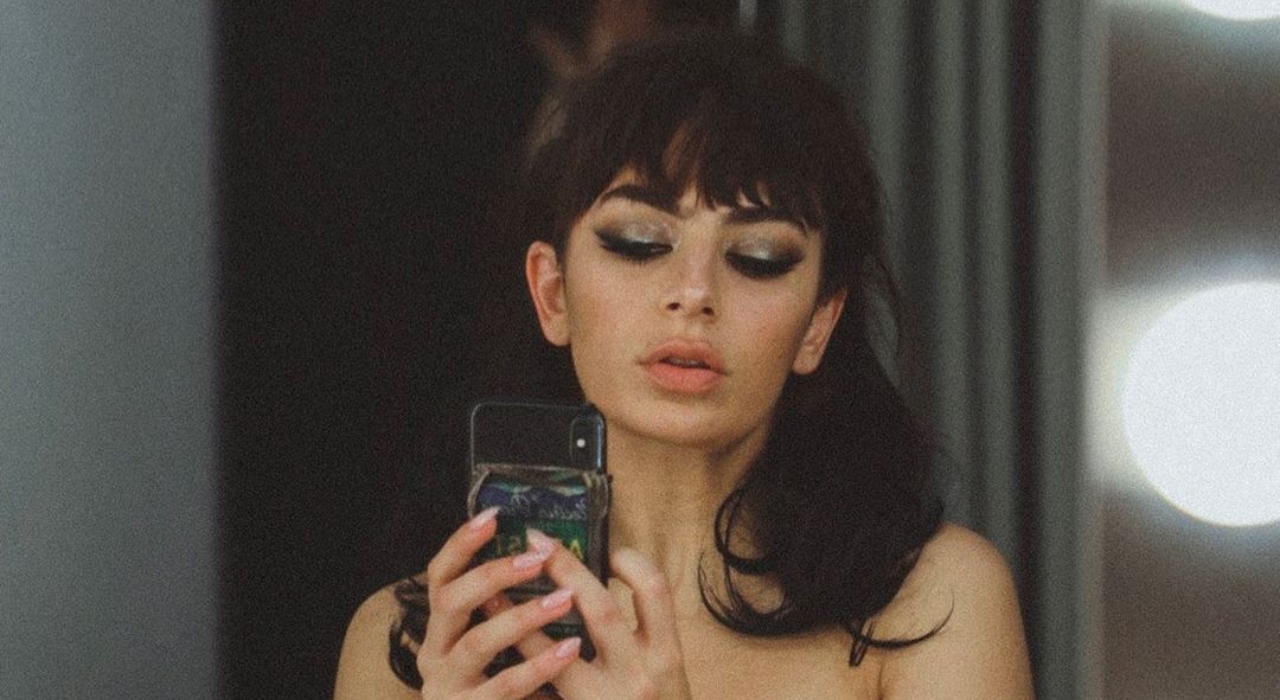 Charli XCX defende fãs que levaram objetos inusitados para cantora autografar
