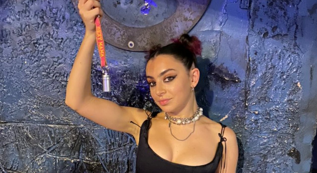 Fãs de Charli XCX levam de enema retal a cinzas da mãe em shows da cantora