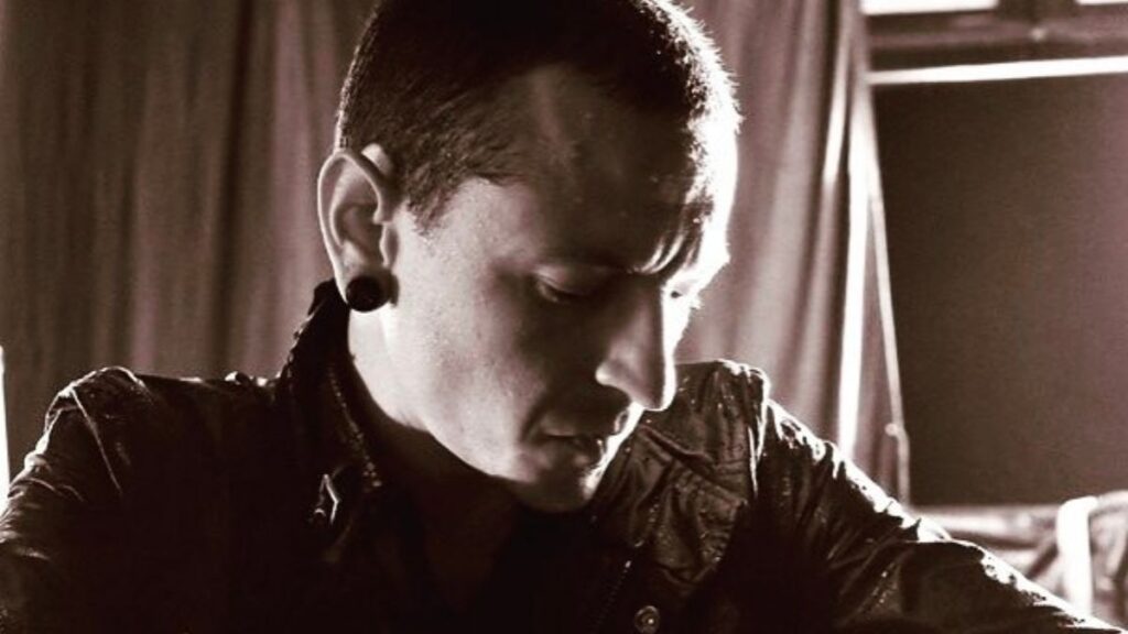 Fãs homenageiam Chester Bennington 4 anos após sua morte