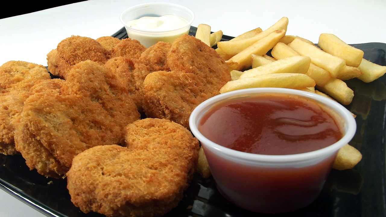 Criança de 6 anos engasga com máscara cirúrgica encontrada em nuggets
